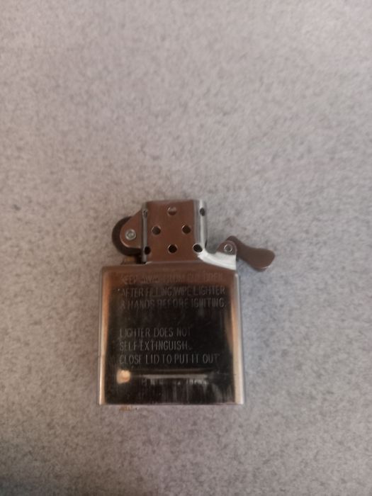 Продам зажигалку Zippo