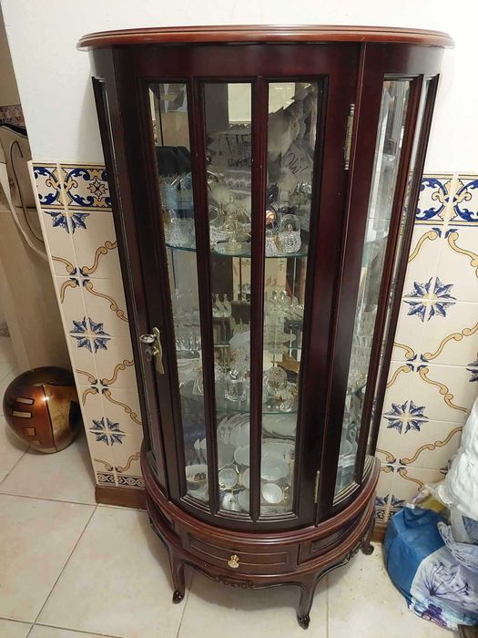 Vitrine com prateleiras de vidro