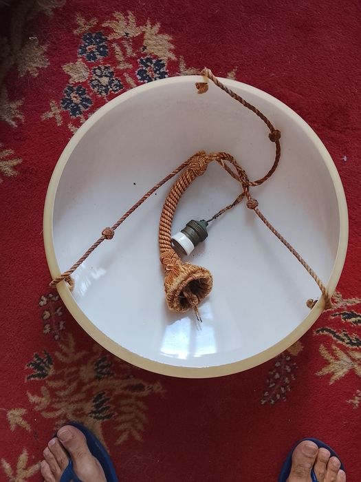 Candeeiro de tecto art Deco em vidro opalino pendurado por cordões de seda