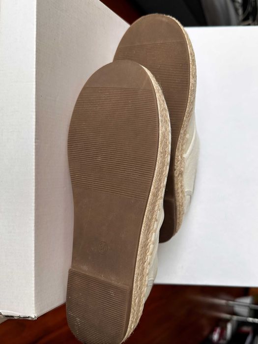 Beżowe espadryle idealne na lato