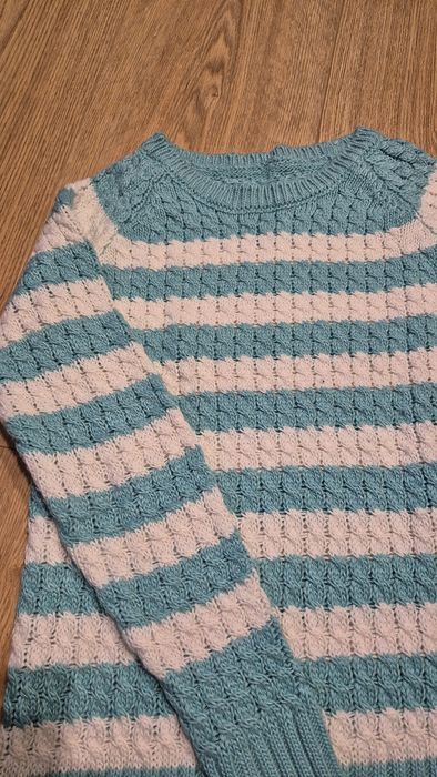 Sweter w turkusowo-białe piaski M