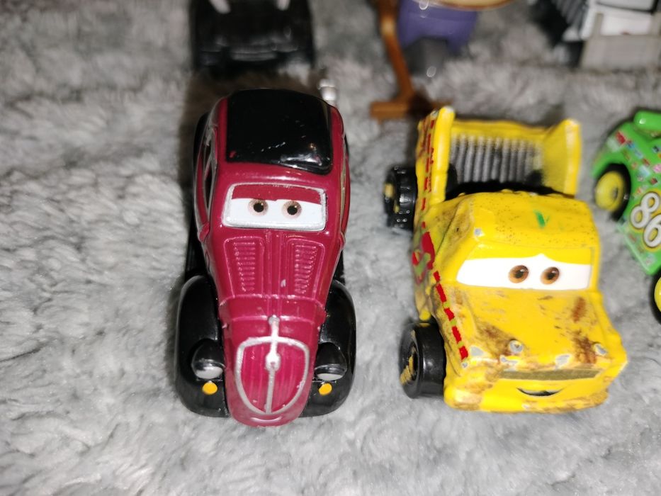 Zestaw mini autek z bajki z  zygzakem McQueenem