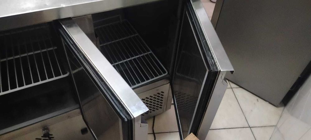 Profesjonalny stół chłodniczy gastronomiczny 3-drzwiowy