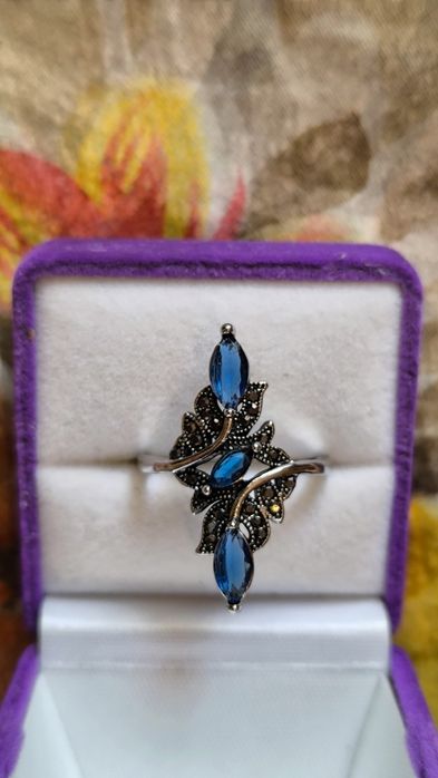Кольцо, каблучка з синім камінням 18 розмір