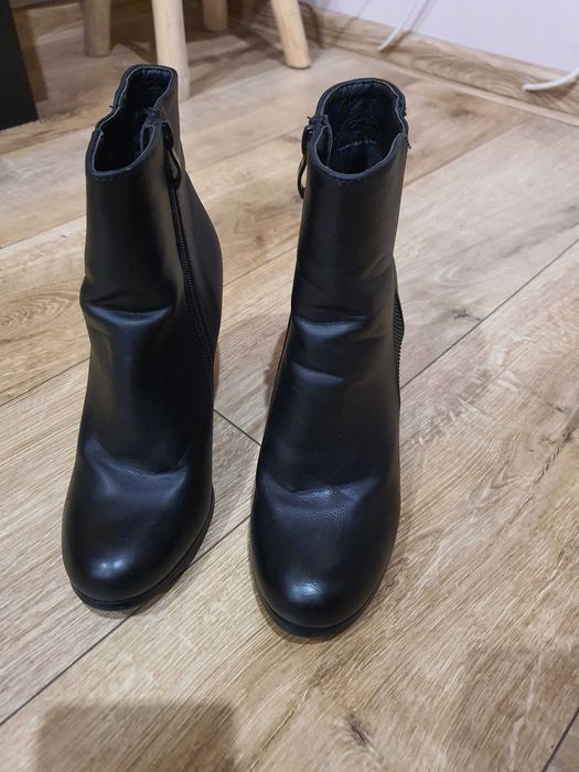 Czarne botki na obcasie z ozdobnym paskiem