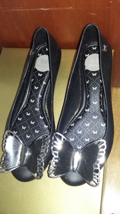 Sapatos (cor preta com aplicação)