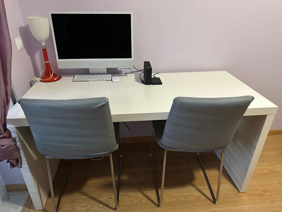 Secretária branca com arrumação para cabos 151x65x72,5cm