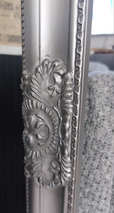 Srebrne Lustro w ozdobnej ramie