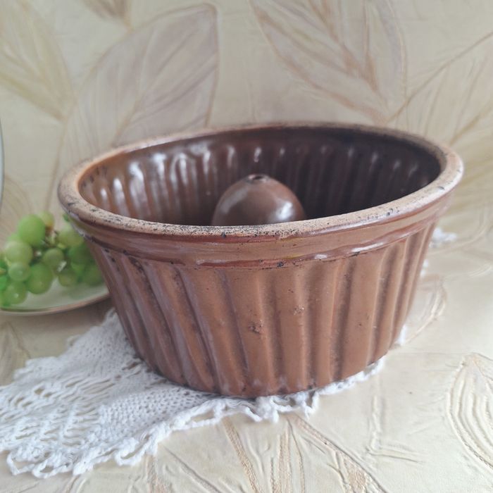 Pięknie utrzymana, tradycyjna, ceramiczna forma do pieczenia babki