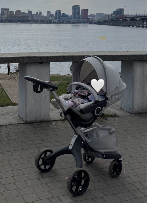 Коляска STOKKE у сірому кольрі