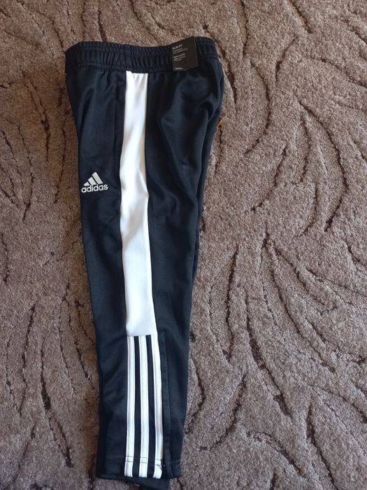 Adidas spodnie dziecięce 116