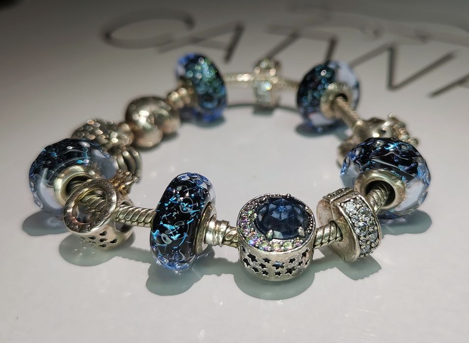 Bransoletka Pandora z zawieszkami.