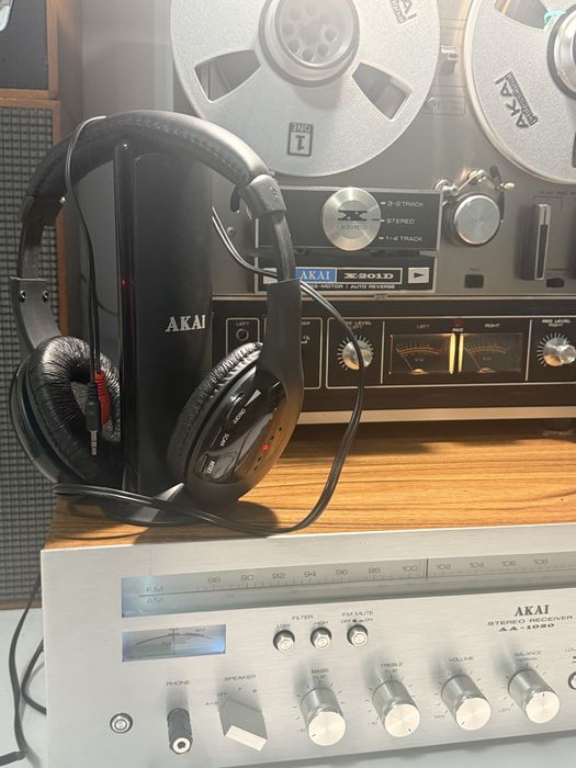 Sluchawki Akai graja zarowno przez bluetooth jak i po kablu jack rca.