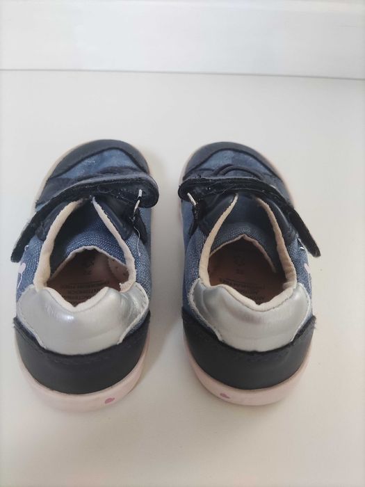 Sapatilhas e sapatos criança