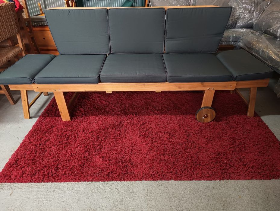 Drewniana, rozkładana ławka ogrodowa ze stolikiem. Sofa na taras