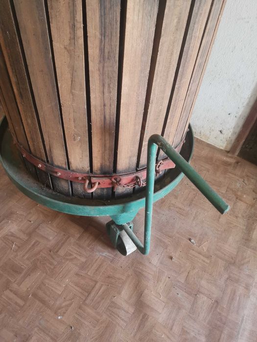 Prensa de uva com rodas