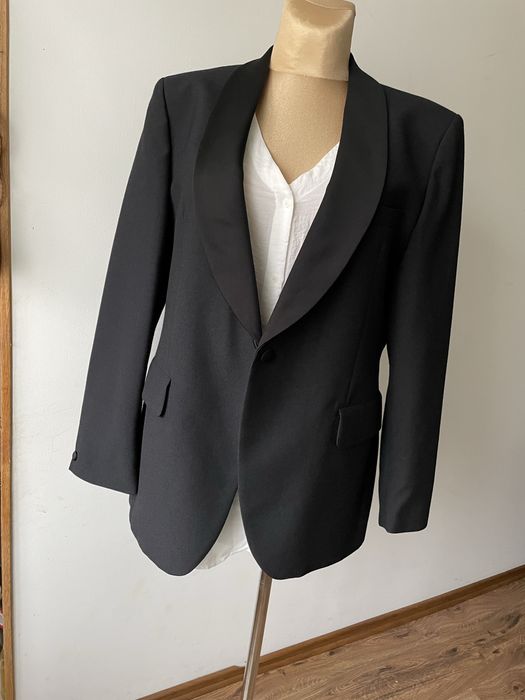 Czarna marynarka smokingowa męska