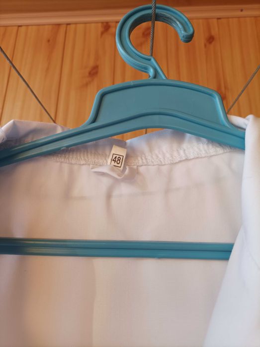 Продам халат медичний 48розмір в гарному стані зі щільної тканини