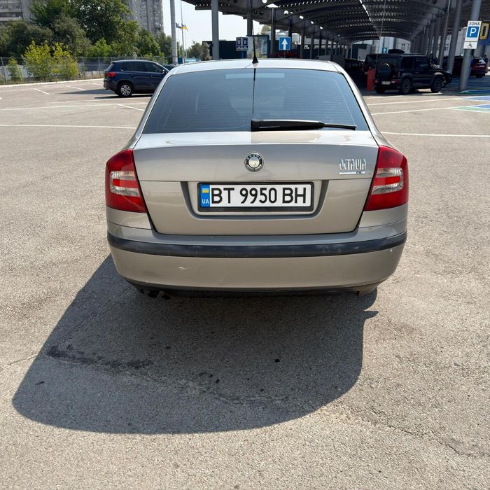 Школа Октавія 2,0 бензин 2008 року