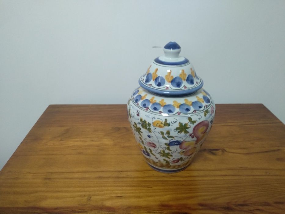 Biblô com enfeites azuis e amarelos