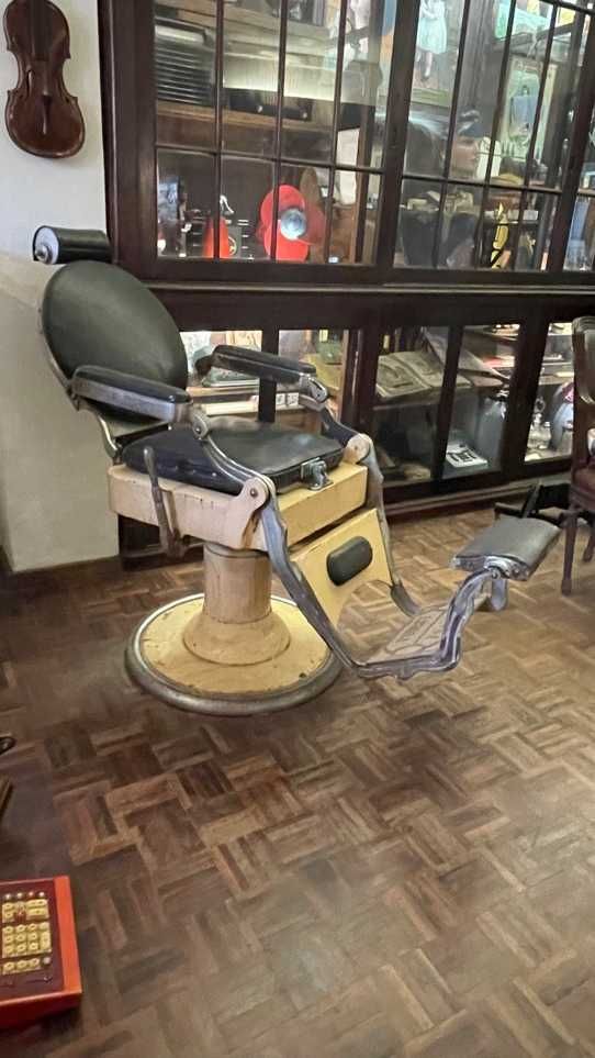 Cadeira de barbeiro antiga . Cascais E Estoril • OLX Portugal