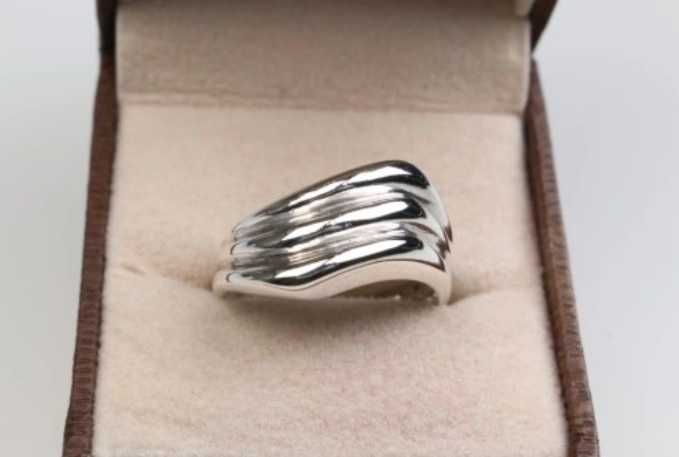 FALOWANY srebrny pierścionek waga 5,29 g - 18 mm