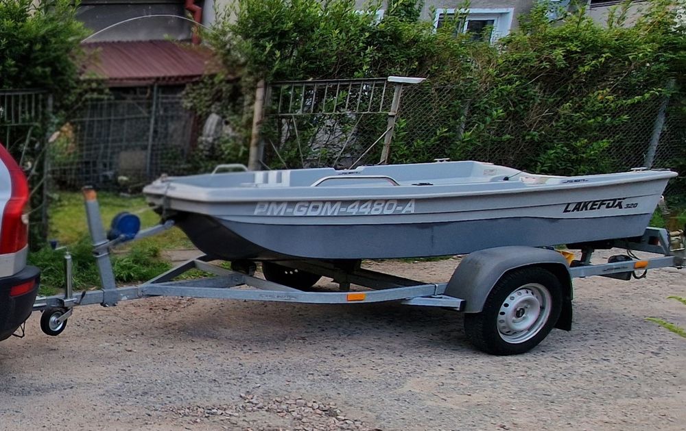 Łódź Lakefox 320 z przyczepą Al-Ko, silnikiem i osprzętem