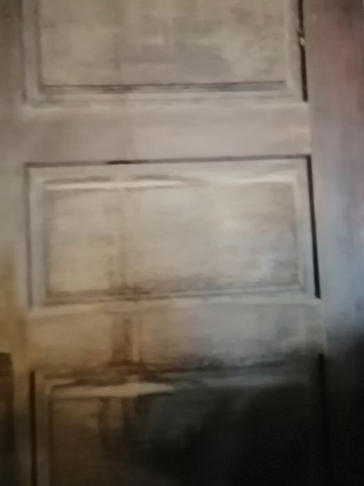 Portas uma em branco outra mogno maciça.