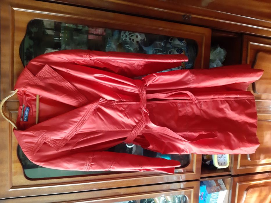 Плащ красный