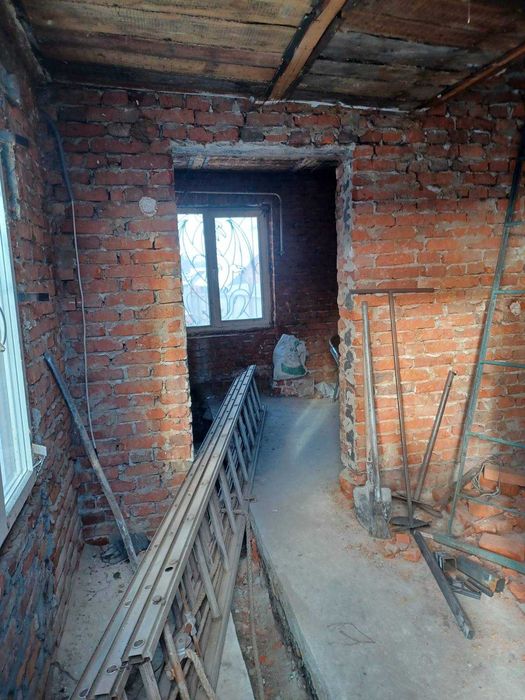 Продам в м.Мерефа магазин та ангар  з 9/25 житлового будинку