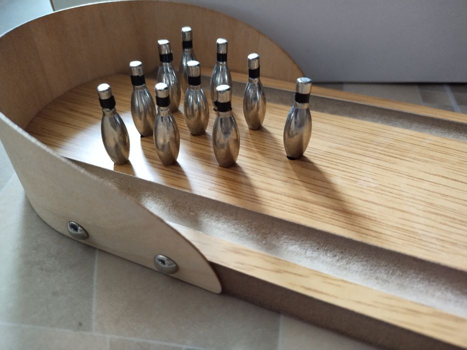 Мини боулинг с металлическими фигурками