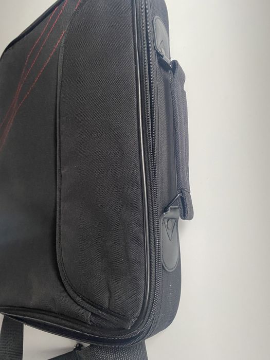 Czarna torba na laptopa