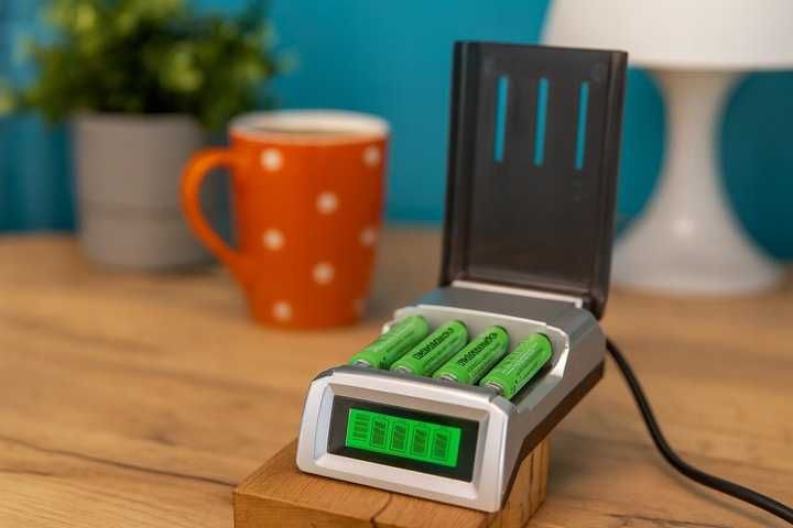 SZYBKA Ładowarka do akumulatorków baterii paluszków AA i AAA mocna