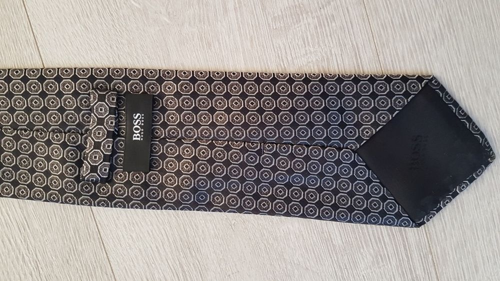 Krawat firmy HUGO Boss jedwabny