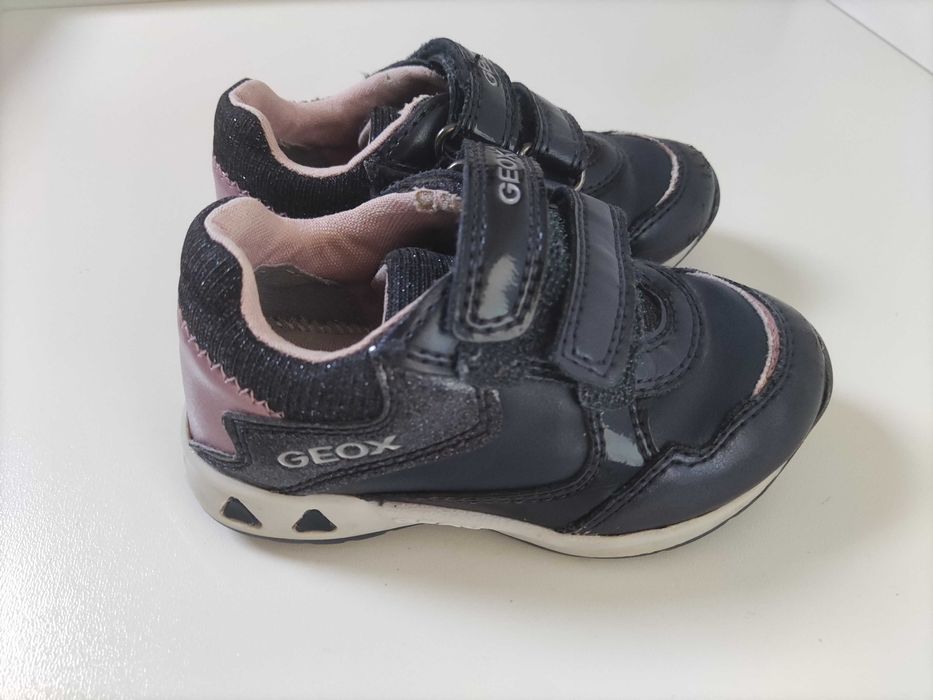 Sapatilhas e sapatos criança