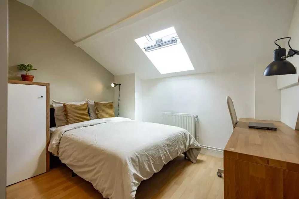 T-2 Novo.Equipado & mobilado. Na LAPA, centro Lisboa.Disponível.