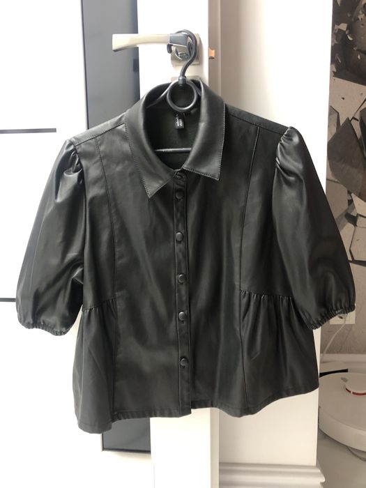 Стильний жакет з екошкіри.