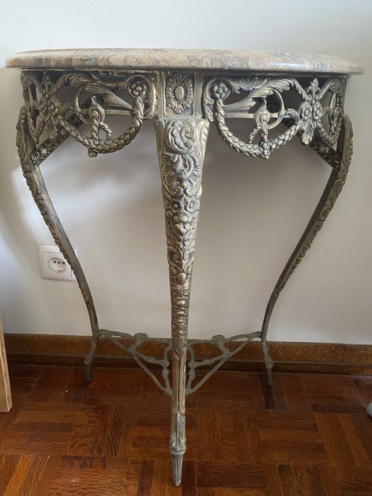 Mesa de Entrada / Hall com Tampo em Mármore e Pés em Latão