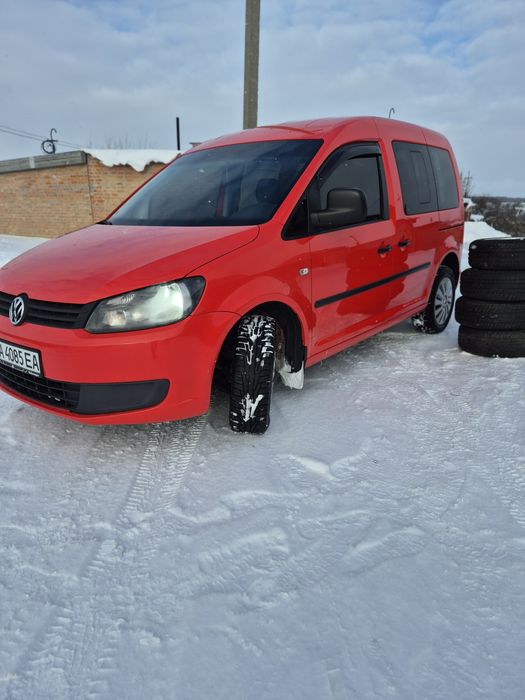 Volkswagen Caddy (2013рік-1,6 дизель+комплект гуми-літо на дисках)