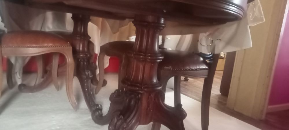 Mesa clássica de madeira