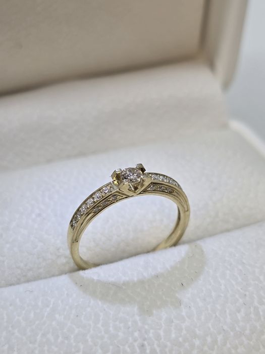 Золота каблучка з діамантами