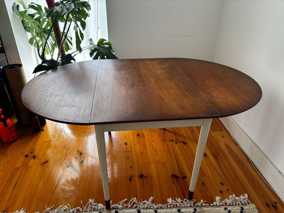 Mesa de jantar extensível vintage em teca – anos 60. Vintage Scandinavian Teak Extending Dining Table – 1960s