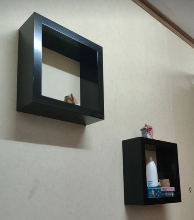 Estantes pretas cubo _ madeira