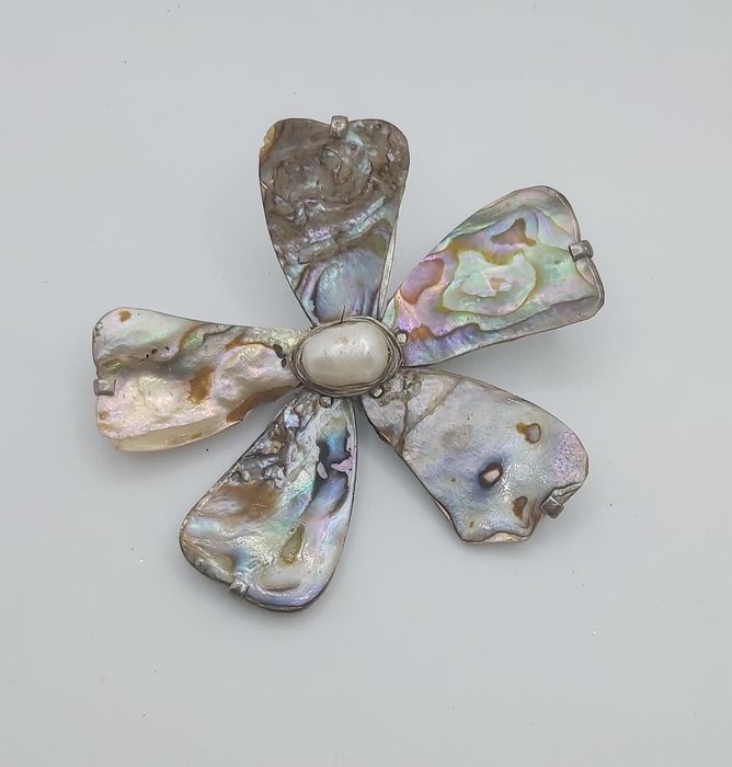 Alfinete de prata artesanal com madrepérola