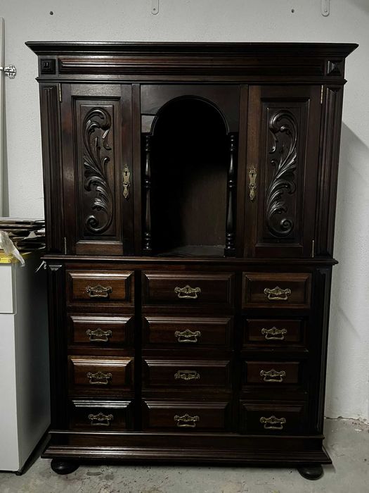 Móvel de madeira maciça