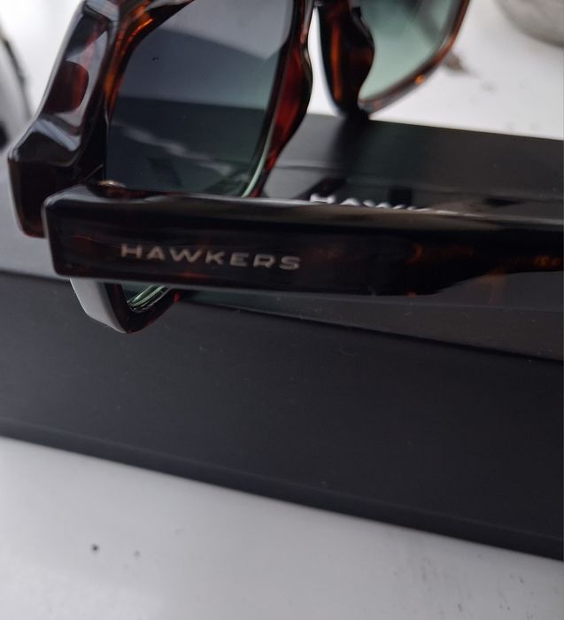 Vendo óculos de sol Hawkers. Só entrego em mão