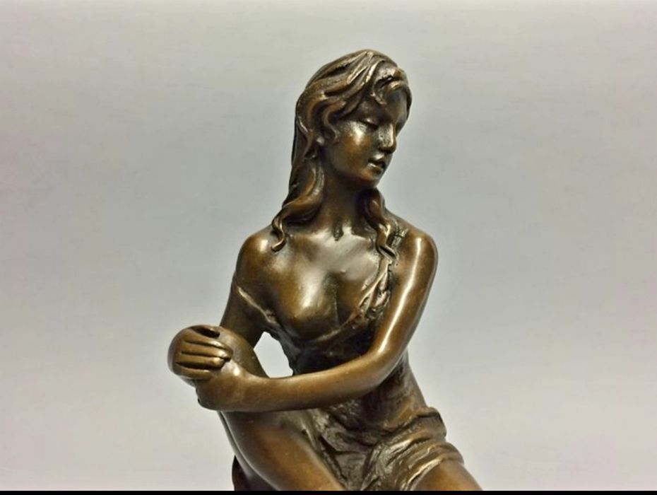 Estátua em Bronze " Mulher Sentada"