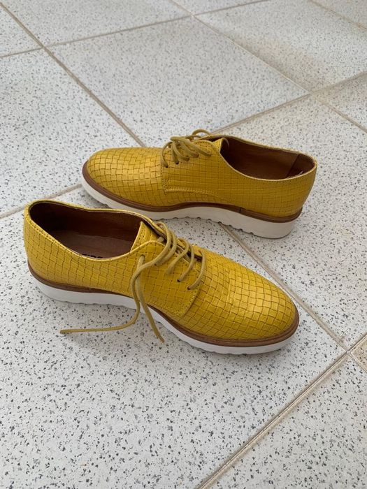 Sapato amarelo  Senhora.