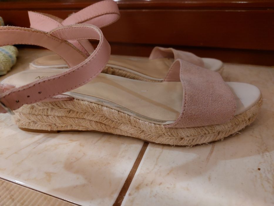 Sandały pudrowy róż, koturny Nine West 37,5
