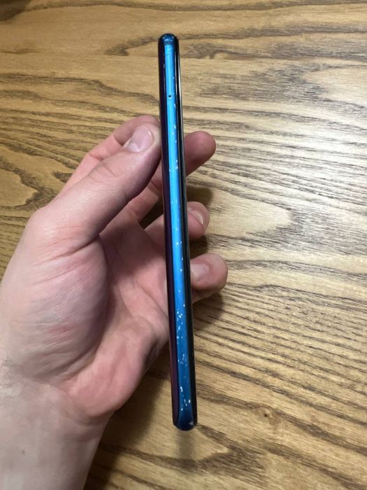 Подам смартфон HONOR 10